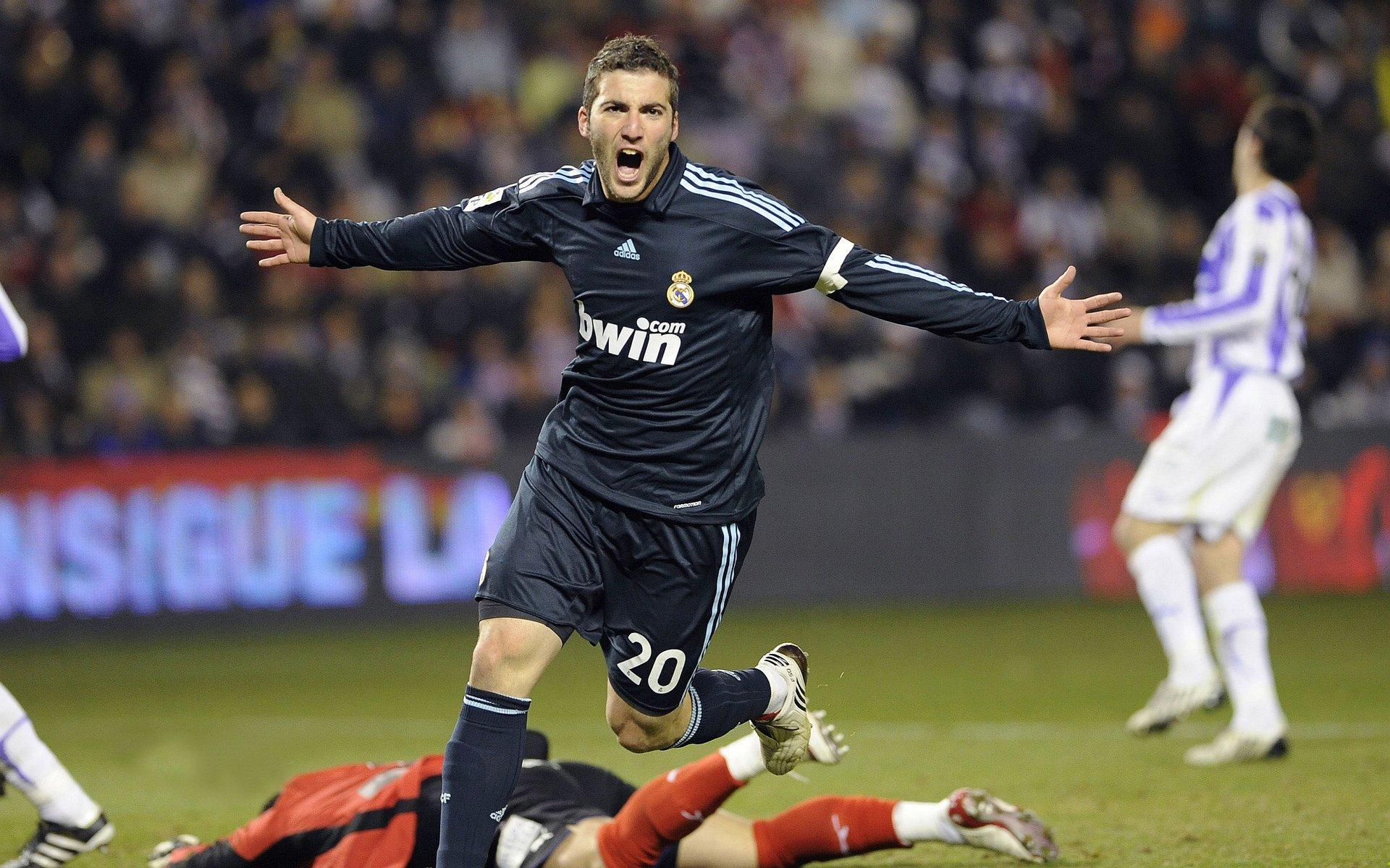 欧冠决赛巅峰对决，皇马绝杀多特蒙德，第15次捧起大耳朵杯